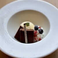 酒粕とチーズのショコラ　バニラアイス添え