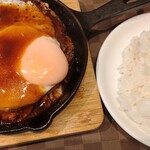 ステーキ&グリル ロマン亭 - 目玉焼きののったハンバーグ