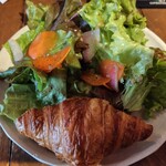 ビストロ カリテプリ - 初めにサラダ＆クロワッサン   サラダドレッシングも美味い