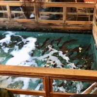 河太郎 中洲本店 - テーブル席の中央にある いけす