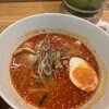 博多担々麺 とり田 - 担々麺（小）鶏がらをベースにしているので、あっさりしているが濃厚なス一プ。中太の縮れ麺はコシがあってス一プになじむ。トッピングは鶏ひき肉、煮卵、ニラ、ネギ、糸切り唐辛子等。
