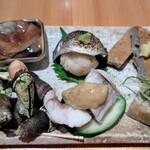 季彩や　ひで - 先付け。上の段（若いかの沖漬け、丸寿司（ごはん部分はおから）、じゃこ天）、下の段（カメノテ、フカの湯引き、煮凝り）