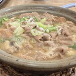 ささにしき食堂 - 七味をかける前、底なしのもつ、深い土鍋は逆セブン状況