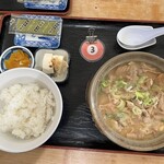ささにしき食堂 - ホルモン煮込み(モツ煮)定食普通盛り900円　大盛り1000円　冷奴やお新香、それになんと味付け海苔までついています