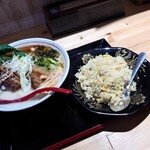 Noodle&Kitchen わ～るど - とんこつ白湯塩 角煮ラーメン 1,300円(税込)。 
半チャーハン 450円(税込)。 
