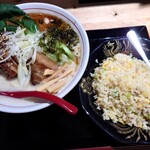 Noodle&Kitchen わ～るど - とんこつ白湯塩 角煮ラーメン 1,300円(税込)。  半チャーハン 450円(税込)。 