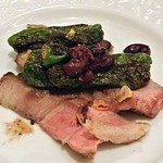 オステリア・オ・ジラソーレ - 熟成豚のロースト　ナポリ種のししとうとオリーブのソース
