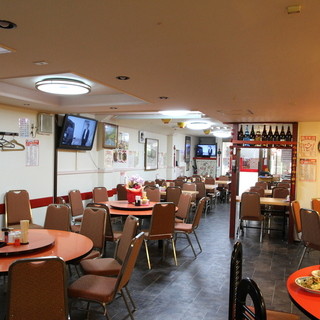 在寬敞的室內空間內，您可以圍坐在圓桌旁享用道地的中國菜。