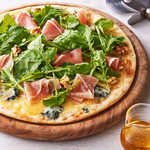 バジルソースのサラダピザ