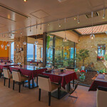 ピッツェリア アモリーノ - スタッフ手作りの中庭が見える席です。