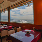 ピッツェリア アモリーノ - 天候のよい日は津軽海峡越しに青森が見えます。