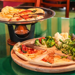 ピッツェリア アモリーノ - 木の温かみを感じる器に好きなものを好きなだけ。。