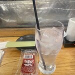 焼鳥 古友里 - コレ！酒好きな私でも、このお店ではコレしか頼みません！懐かし駄菓子のすももを入れて呑む！すっぱうま！  