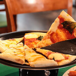 ピッツェリア アモリーノ - ピッツアは卓上ピッツアコンロに乗せてアツアツで召し上がれ。