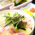 吉長 - 宇和海の新鮮な鯛の刺身をご飯の上に並べ、特製のダシと卵をかけていただきます。