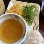丸亀製麺 盛岡店 - ネギと天かすが合う！鮭おにぎりと出汁で出汁茶漬け！