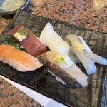 海鮮アトム 大和田エルパ店 - 春の特選五貫盛り ニジマス、カツオ、サワラ、イカ、サヨリ