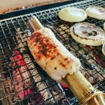 炭焼地鶏 山蔵 - 山蔵ちくわ加熱中