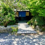 炭焼地鶏 山蔵 - 入口