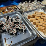 がばちょ - 大将が作ってくれた鉄華巻きと、クロックムッシュ、奥のおにぎりパラダイスは私が担当♡