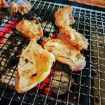 炭焼地鶏 山蔵 - せせり加熱中