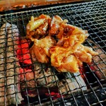 炭焼地鶏 山蔵 - 地鶏(タレ)加熱中