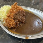 キッチン 南海 - たっぷりのルーと揚げたてのジューシーカツ、シャキシャキキャベがご飯を足らなくする