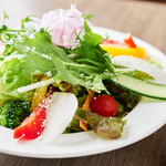 ナンバーエイト ピッツェリア - 農園野菜のガーデンサラダ