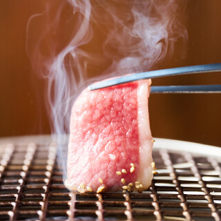 吟味された黒毛和牛を肩肘張らずに堪能。酒肴も充実◎