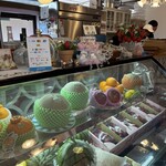 nana parfait - ショーケースの中は新鮮なフルーツ