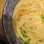 麺屋一燈 - フランスパン用の強力粉を使って製麺した自家製中細ストレート麺