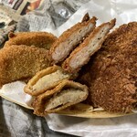 音野精肉店 - （左）コロッケ@60円と（右）ミンチカツ@70円