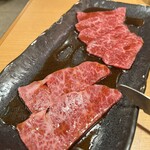 焼肉しみず - 手前ザブトン(2枚)、奥並カルビ(1人前)