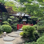 とうふ屋うかい - 緑鮮やかな庭（2025年5月1日）