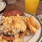 ザ マンチーズ バーガーワークス - はみ出るマカロニの圧がすごい　