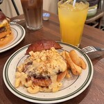 ザ マンチーズ バーガーワークス - ・マカロニ&チーズバーガーセット
      (オレンジジュース)¥1830(¥1530+¥300)