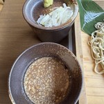 蕎麦処 くに作 - 上は醤油ベースのつけ汁、下はアーモンド入つけ汁