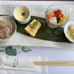 蕎麦処 くに作 - 前菜５点盛（写真右から、小海老のジュレがけ、自家製ピクルス、自家製だし巻きたまご、かぼちゃの冷製スープ、鴨のロースト）