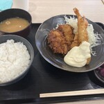九州 鳥若丸 - モモカツ海老マヨ定食(¥1188) - 鶏モモのカツとエビフライの定食。鶏モモはソースがしっかり染みていて濃い味付け、エビフライは普通のマヨネーズが付けられています。