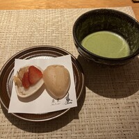 魚菜 基 - イチゴ、白あん、アーモンドを最中ではさみます