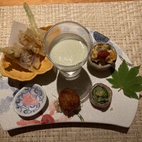 魚菜 基 - 桜会席。春野菜の天ぷらに桜塩をつけていただきました。