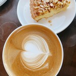 可否茶館 - ドリンク写真:カフェ・ラテ  と  ナッツタルト