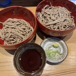 玄蕎麦 しんがり - （左）1皿分　（右）2皿分