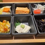 てづくし料理茶房 よし坊 - 左上から時計回りで。高野豆腐と野菜の炊きもの（鍋っぽい）ハードな卵焼き、明太白子大根おろし和え、ひじきの煮物、湯葉、珍味系海鮮のなんか。高野豆腐の出汁最高。