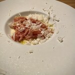 ess. - あまぁい新玉ねぎの冷たいスープに生ハムの塩味が素敵すぎます