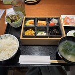 てづくし料理茶房 よし坊 - 季節のおばんざい箱膳1,290円税抜、1,490円税込。