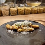 ess. - カリッと揚がったアスパラに濃厚な黄身のソース、ワインがワインがすすむくん