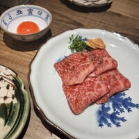 和牛料理 一石三鳥 - サーロインユッケ。口に入れた瞬間とろけます