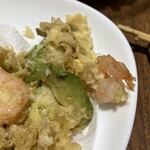 ゆでた亭うどん太郎 - アボカドとむきエビの天ぷらの中身