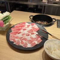 すき焼 しゃぶしゃぶつかだ KITTE大阪店 - A5鹿児島黒毛和牛薩摩牛ブリスケ40g、鹿児島黒豚黒宝豚肩ロース60g、神戸牛肩ロース40g、白米(おかわり自由) - ザラメと割下を合わせつつ焼き上げます。お肉は柔らかくて美味しかったです